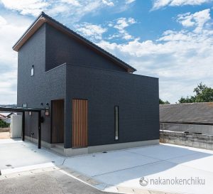 シックな外観とシンプルなリビング