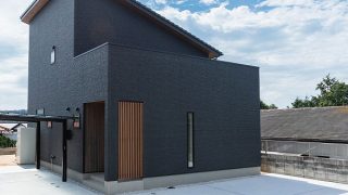 シックな外観とシンプルなリビング